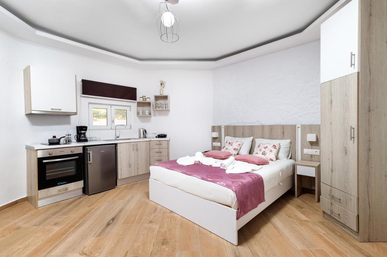 Georgioupoli Studio 2 With A Pool And Lake Views المظهر الخارجي الصورة